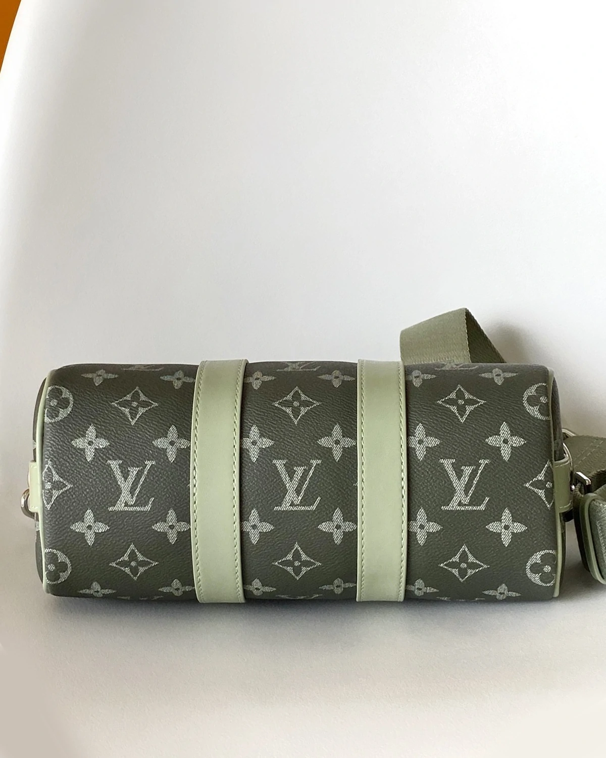 keepall-bandoulière-25-monogram-gradient (5) Keepall Bandouliere 25 “Monogram Gradient”