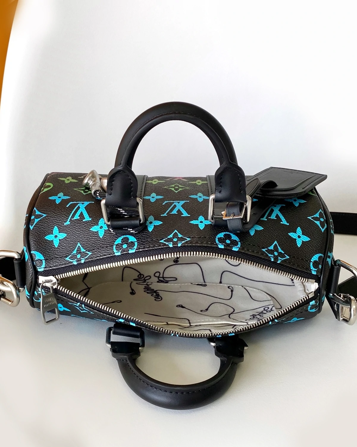 Keepall Bandouliere 25 “Monogram Iridescent Black”