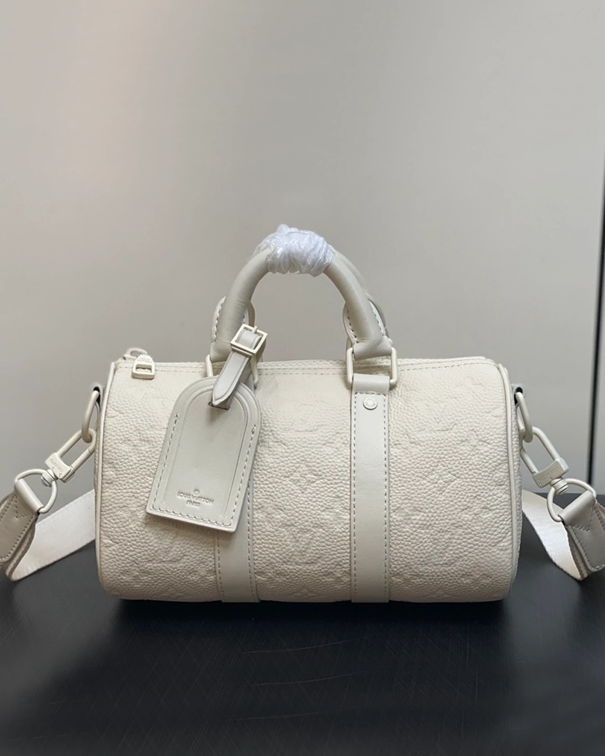 keepall-bandoulière-25-monogram-taurillon-leather-white (2) Keepall Bandoulière 25 “Monogram Taurillon Leather White”