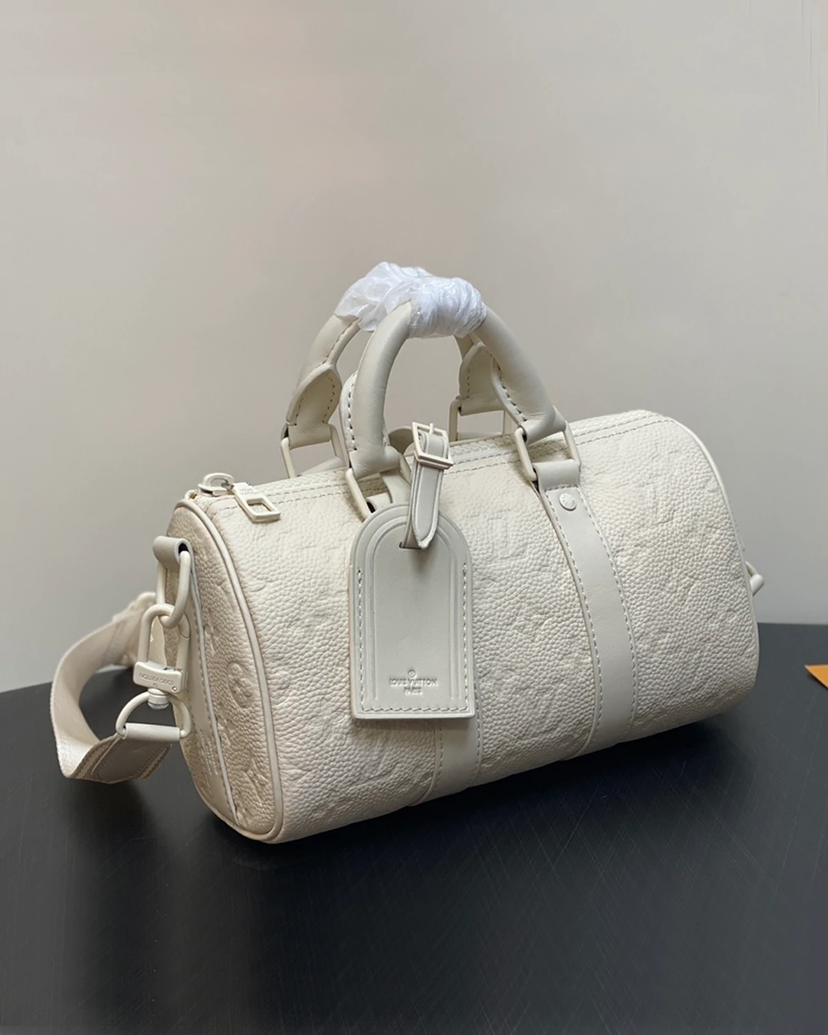 keepall-bandoulière-25-monogram-taurillon-leather-white (4) Keepall Bandoulière 25 “Monogram Taurillon Leather White”