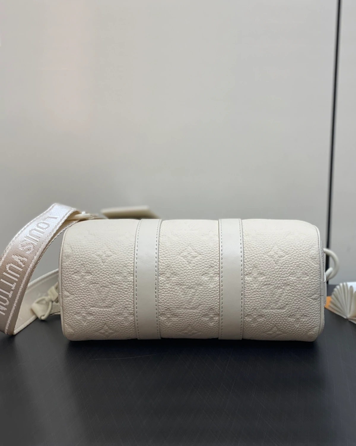 keepall-bandoulière-25-monogram-taurillon-leather-white (6) Keepall Bandoulière 25 “Monogram Taurillon Leather White”