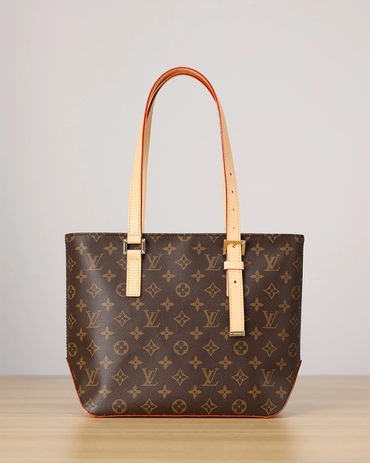 A new Monogram icon in the making, reimagines the classic Piano handbag for Fall-Winter 2024. Fans of the original style will note this version’s sharp silhouette and signature leather side triangles, while asymmetric handles add a modern finish. Practical and chic, it is designed to carry everyday essentials with ease.