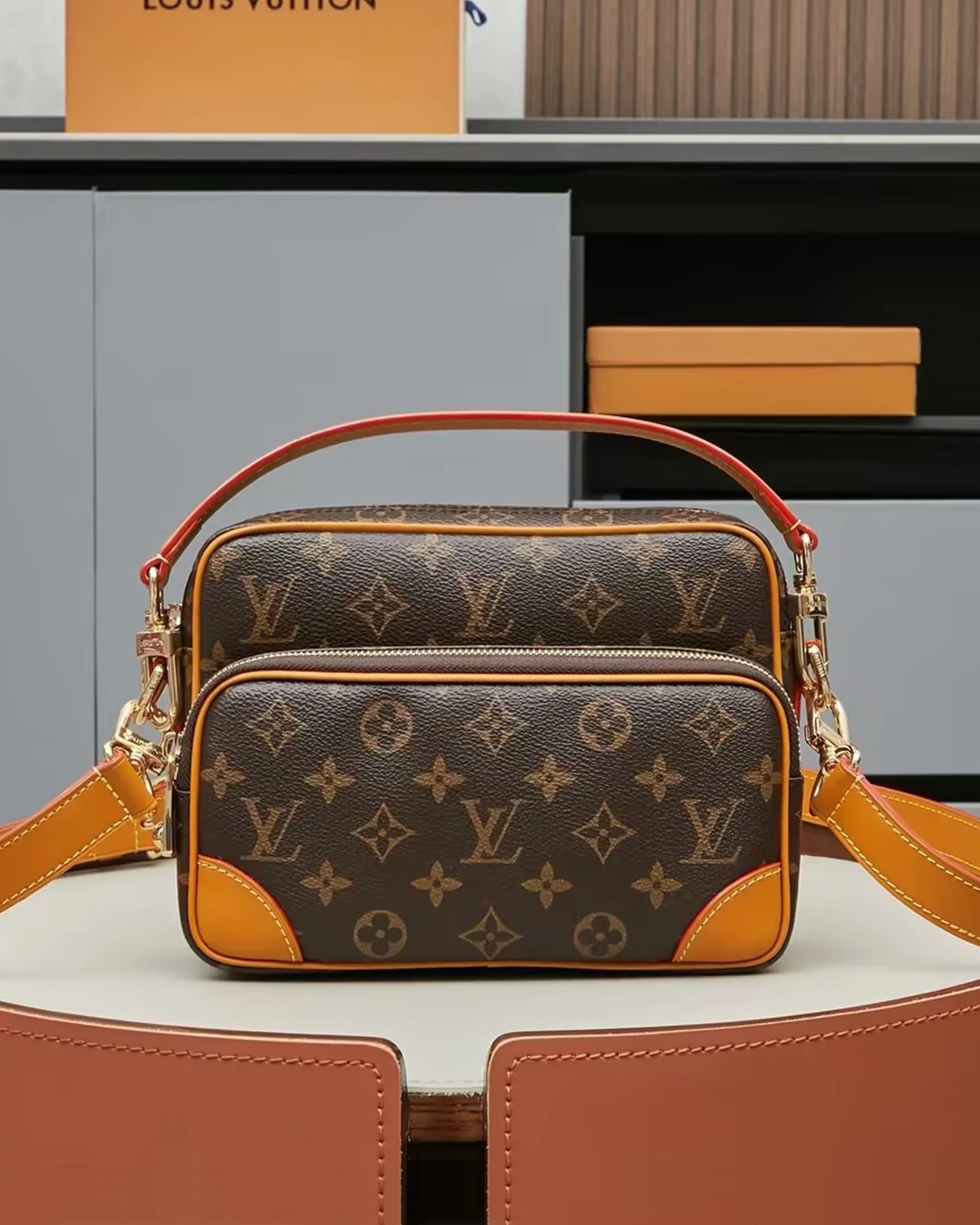 Part of the Monogram Archive collection, the Nil is an on-trend small bag made from Monogram coated canvas with natural cowhide-leather trim. Blending vintage details with modern elegance, it features reenforced corners and the pearl zip-pulls recently introduced by Pharrell Williams. A removable handle and a detachable strap give carry options.