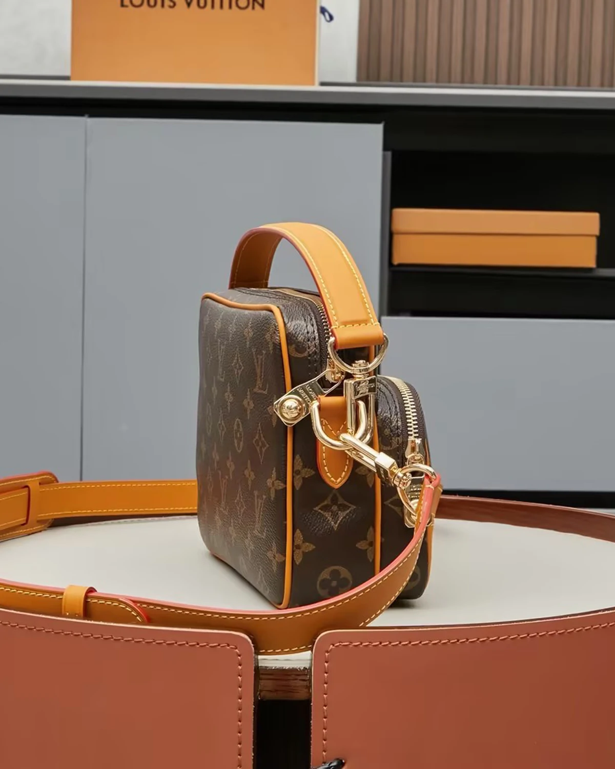 Part of the Monogram Archive collection, the Nil is an on-trend small bag made from Monogram coated canvas with natural cowhide-leather trim. Blending vintage details with modern elegance, it features reenforced corners and the pearl zip-pulls recently introduced by Pharrell Williams. A removable handle and a detachable strap give carry options.