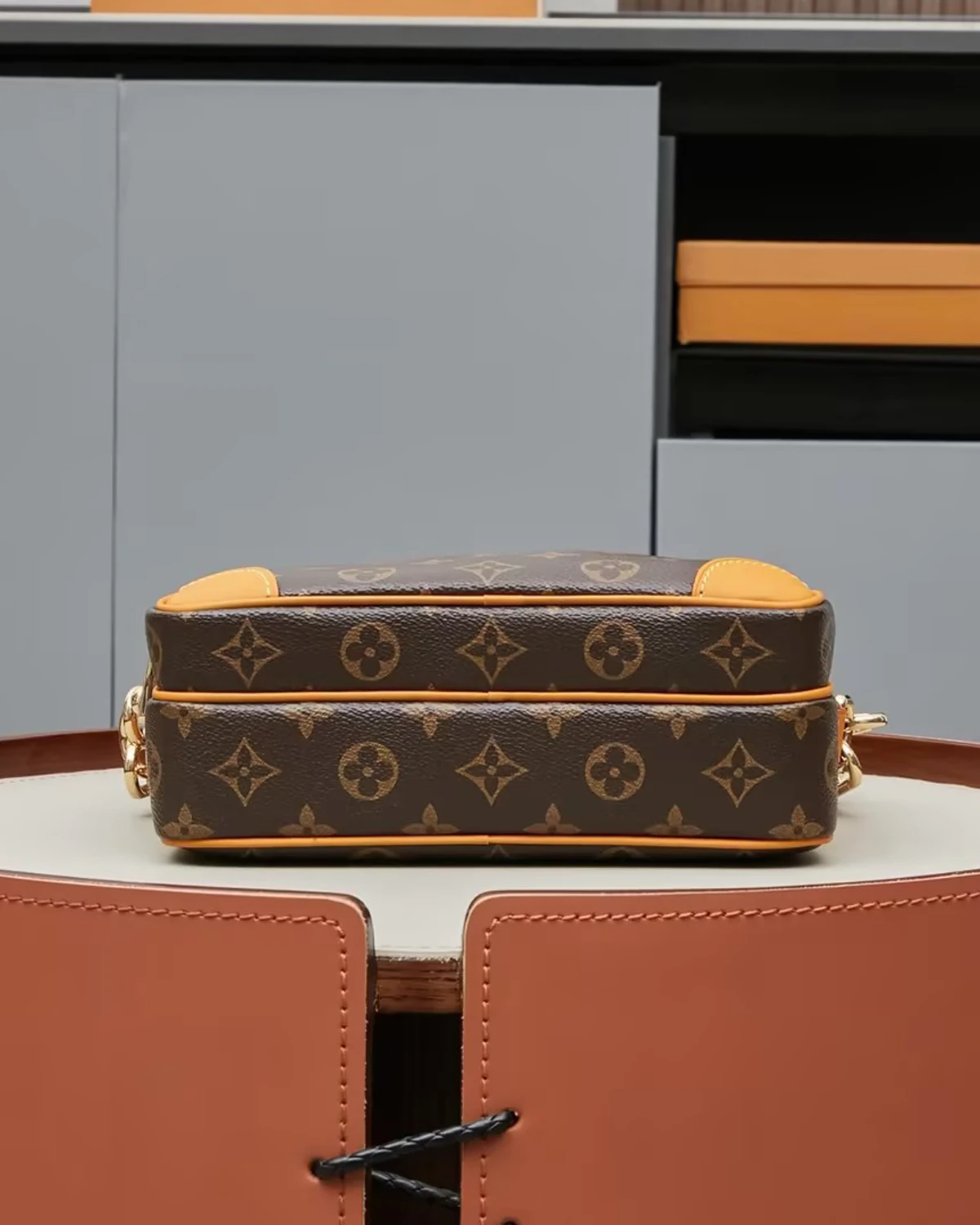 Part of the Monogram Archive collection, the Nil is an on-trend small bag made from Monogram coated canvas with natural cowhide-leather trim. Blending vintage details with modern elegance, it features reenforced corners and the pearl zip-pulls recently introduced by Pharrell Williams. A removable handle and a detachable strap give carry options.