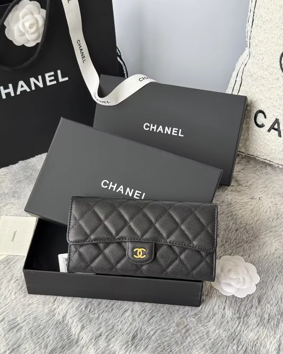 long-leather-wallet-with-gold-clasp (1)